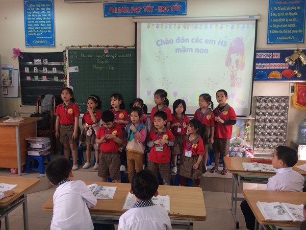 Khối mẫu giáo lớn giao lưu tại trường tiểu học Đô thị Việt hưng (10).jpg
